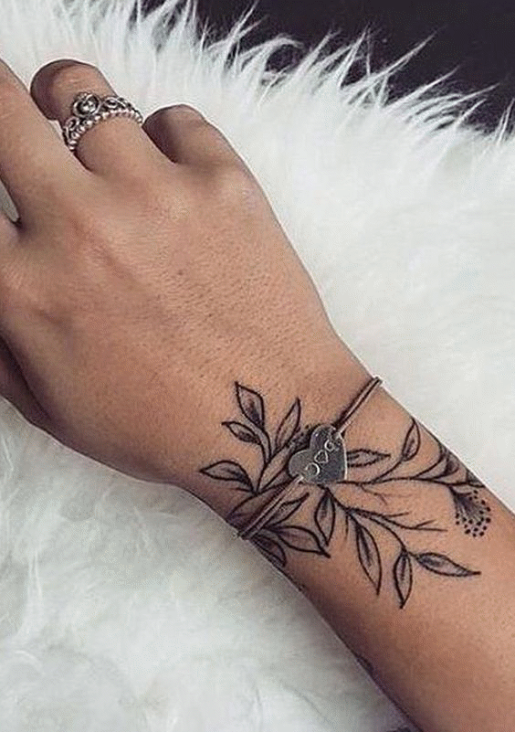 tatouage poignet femme fleur