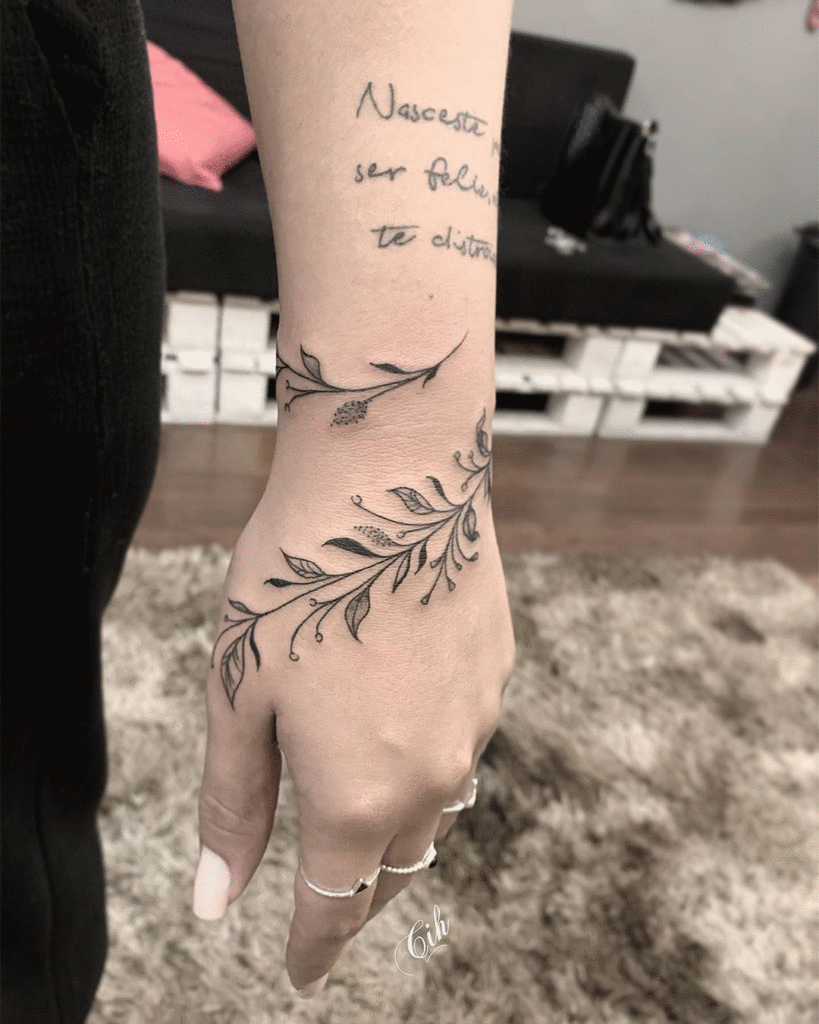tatouage poignet femme fleur + inscription ou citation