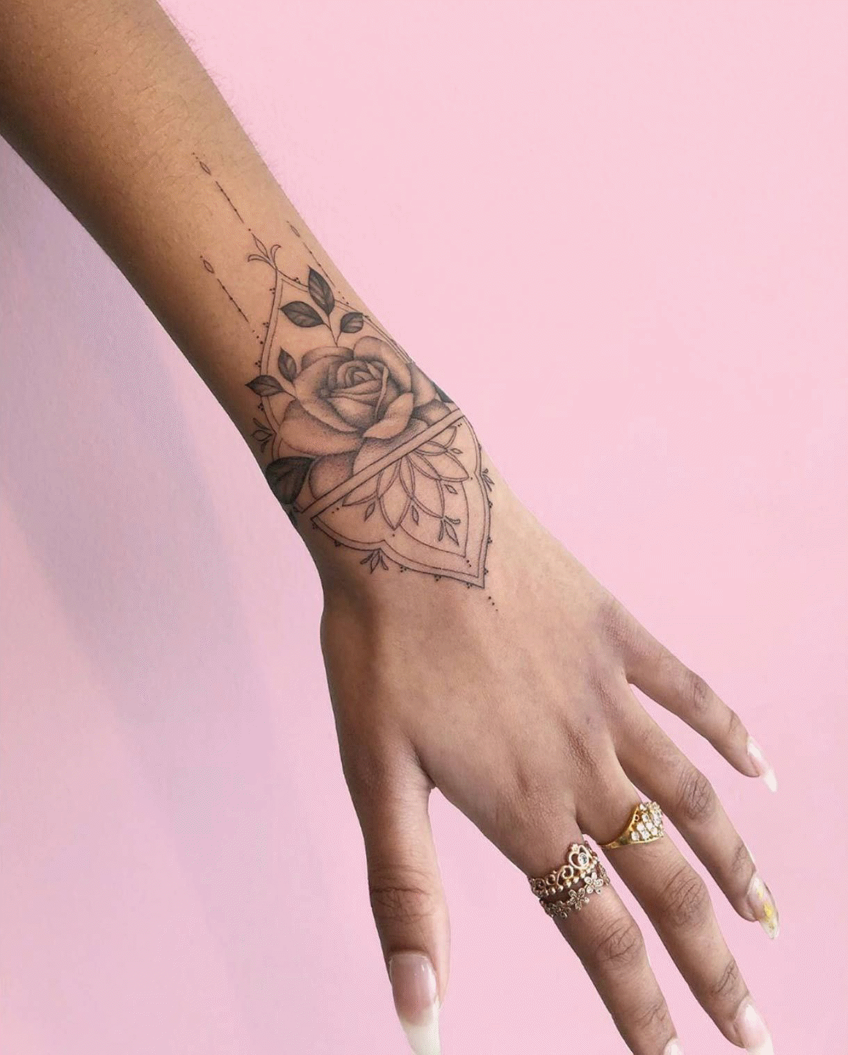tatouage poignet femme bague
