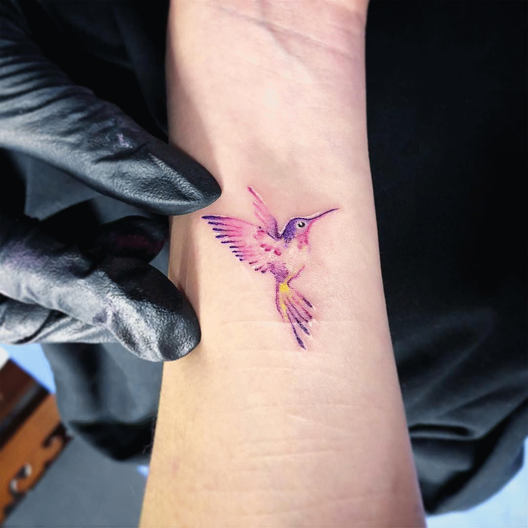 tatouage femme poignet oiseau
