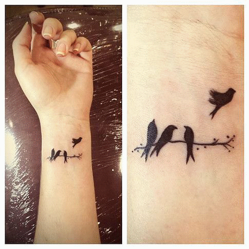 tatouage femme poignet oiseau
