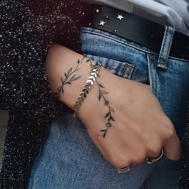 tatouage poignet femme fleur et tatouage poignet femme bracelet