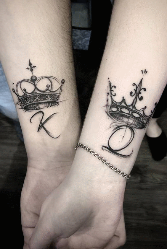 tatouage femme poignet couronne