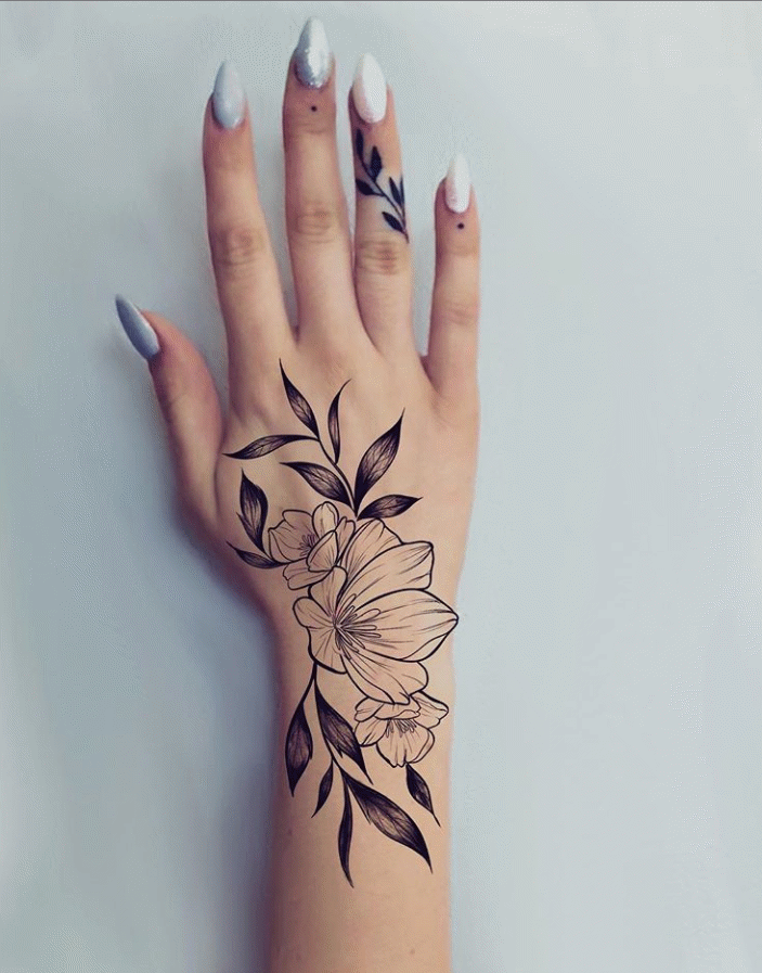 tatouage poignet femme fleur de lys