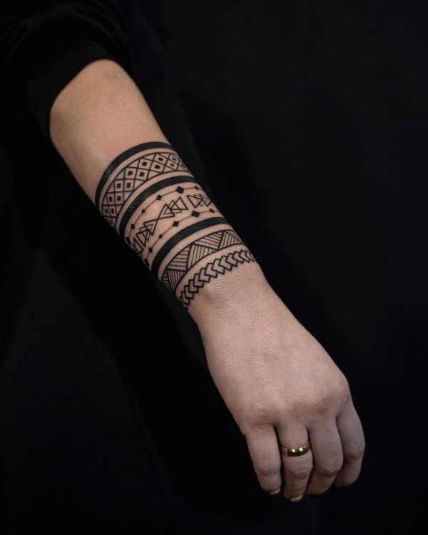 tatouage femme poignet bracelet polynesien