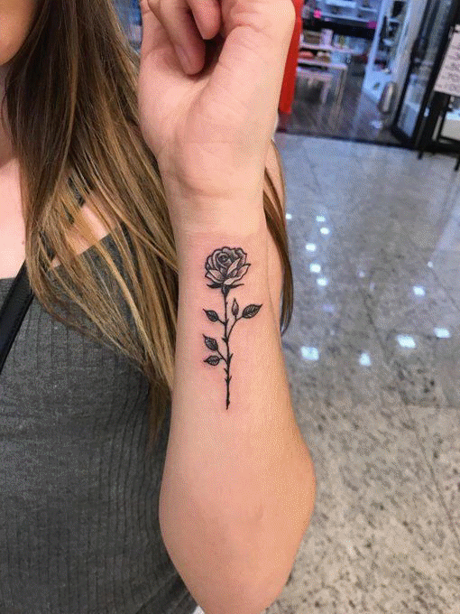 tatouage calligraphie poignet rose