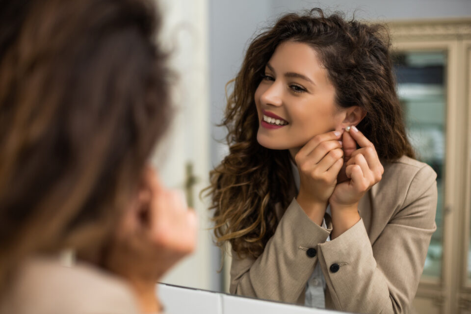 Comment porter les boucles d'oreille cet été ?