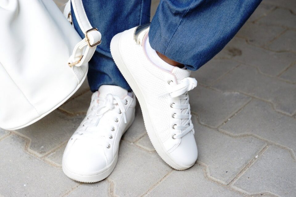 chaussures porter avec une combinaison